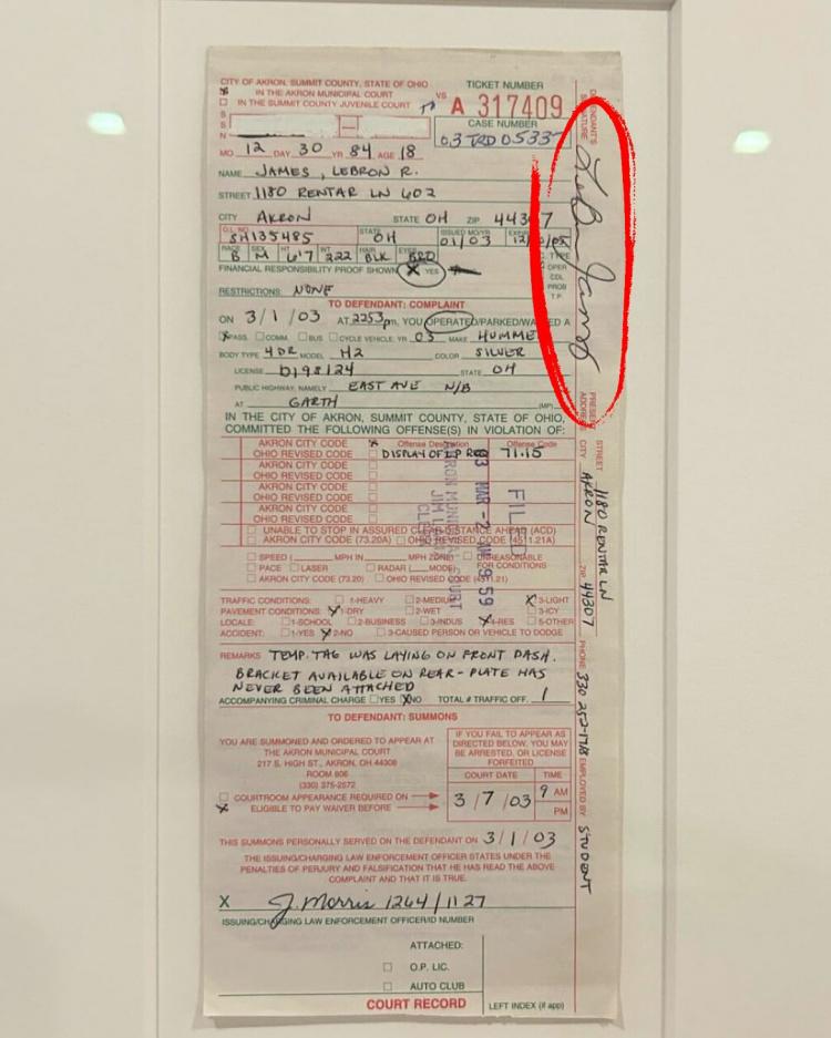 8500美元！带有詹姆斯签名的违章罚单拍出高价