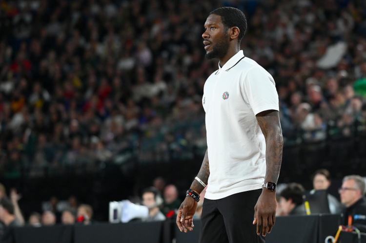 Stein：马刺灰熊等队均有意火箭助教艾维 但他预计会留在休斯敦