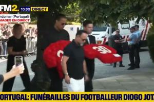 开云体育官网-利物浦球员抵达若塔兄弟葬礼现场，范迪克、罗伯逊手拿花圈