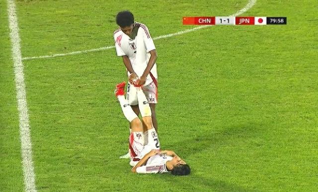 开云-国少拉爆体能！日本U16后卫第80分钟抽筋倒地，队友帮其压腿