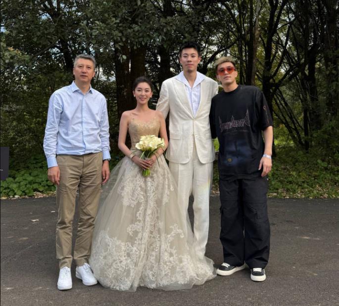 开云官网-乖乖去现场随大红包😂郭艾伦曾放话：不去张镇麟婚礼 随礼100元