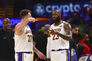 开云体育官网-湖人助教：我们需要沟通 还要重新找回对抗对手的强硬态度