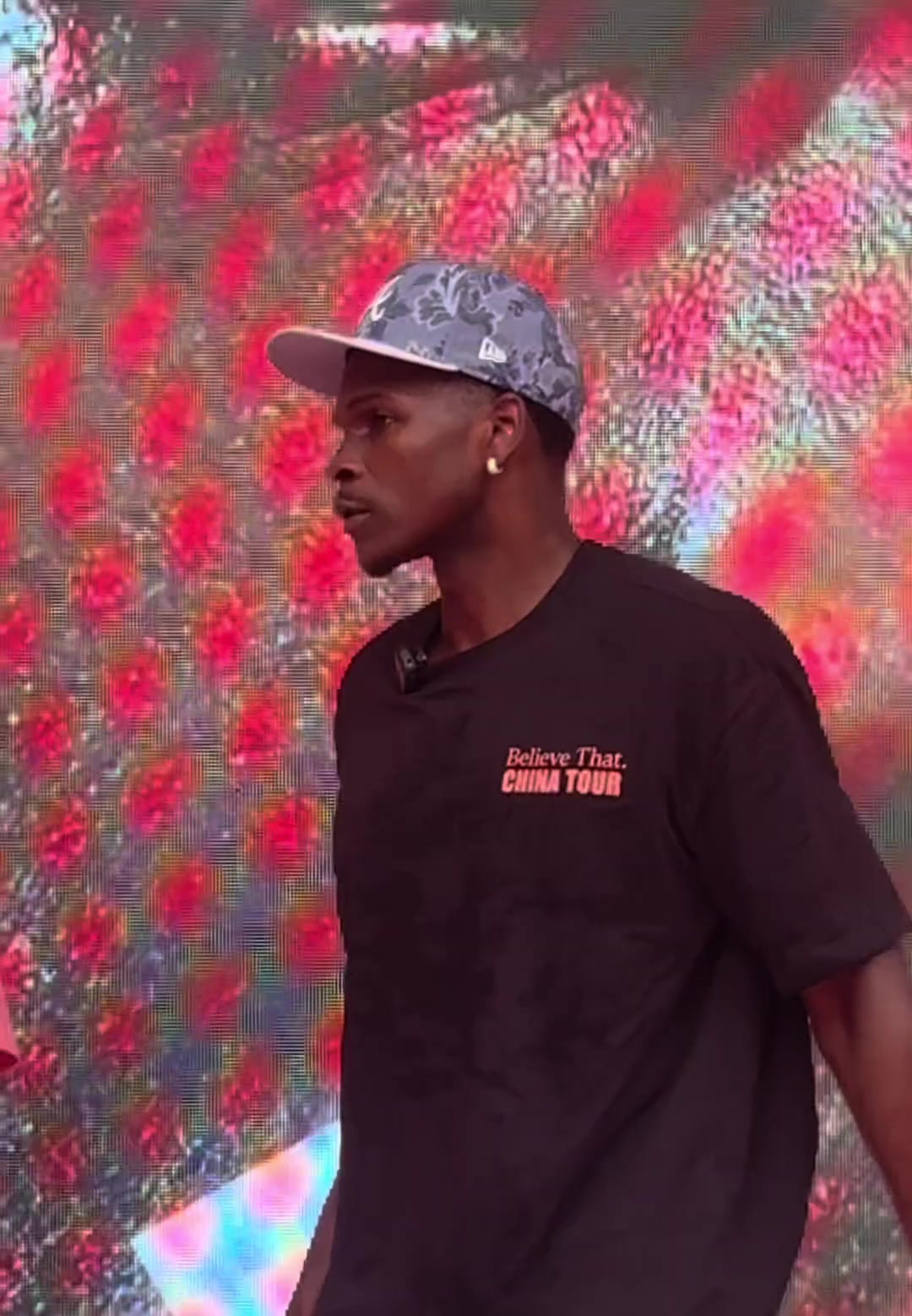 kaiyun-爱德华兹活动期间不经意展现雕塑般完美腹肌