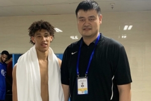 kaiyun-体格差距大！湖人中锋贾克森-海斯IG晒与姚明的合影