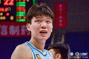 kaiyun-心态被打炸！杨瀚森全场陷入犯规困扰最终6犯离场 仅得2分