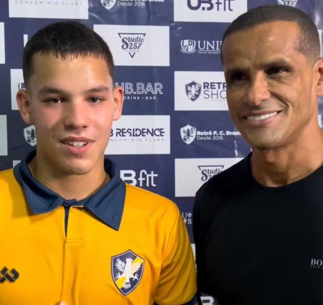 开云官网-里瓦尔多次子完成职业生涯首秀 18岁的他踢中后卫