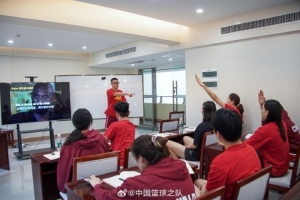 开云体育官网-教练组特别准备了“英语角”活动 得到了中国女篮队员的积极响应