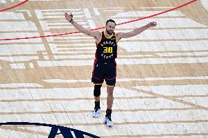 kaiyun-库里生涯投过110个节末超远三分 按新算法三分命中率能提高0.4%