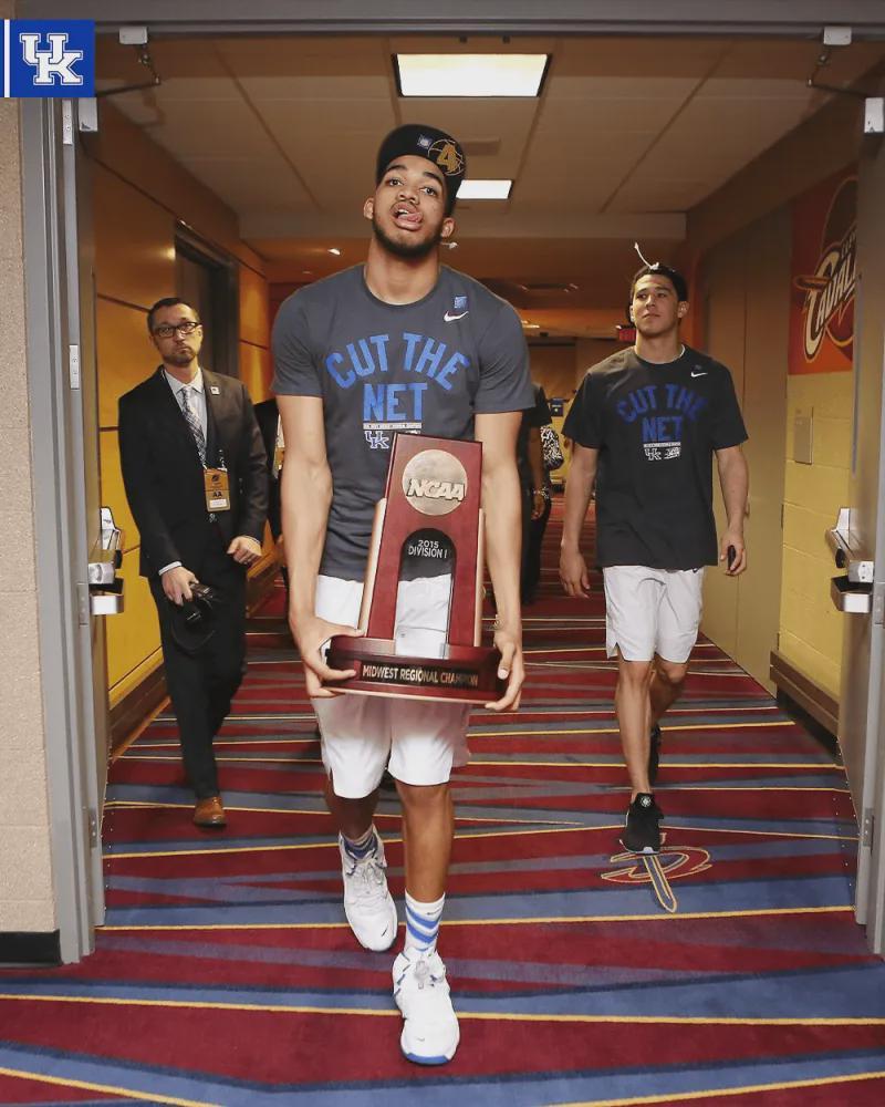 荣耀时刻！肯塔基大学男篮官媒祝贺唐斯入选母校体育名人堂