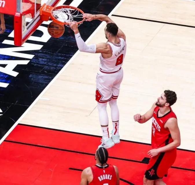 开云体育下载-火箭首发变阵！29岁射手遭弃用，底薪大闸重回先发，效果立竿见影