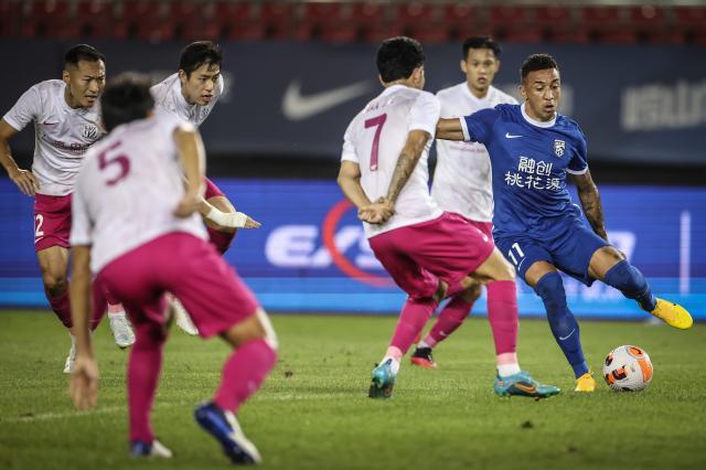 开云官网-真防不住！15分钟连丢3球 申花被打回原形遭遇首败