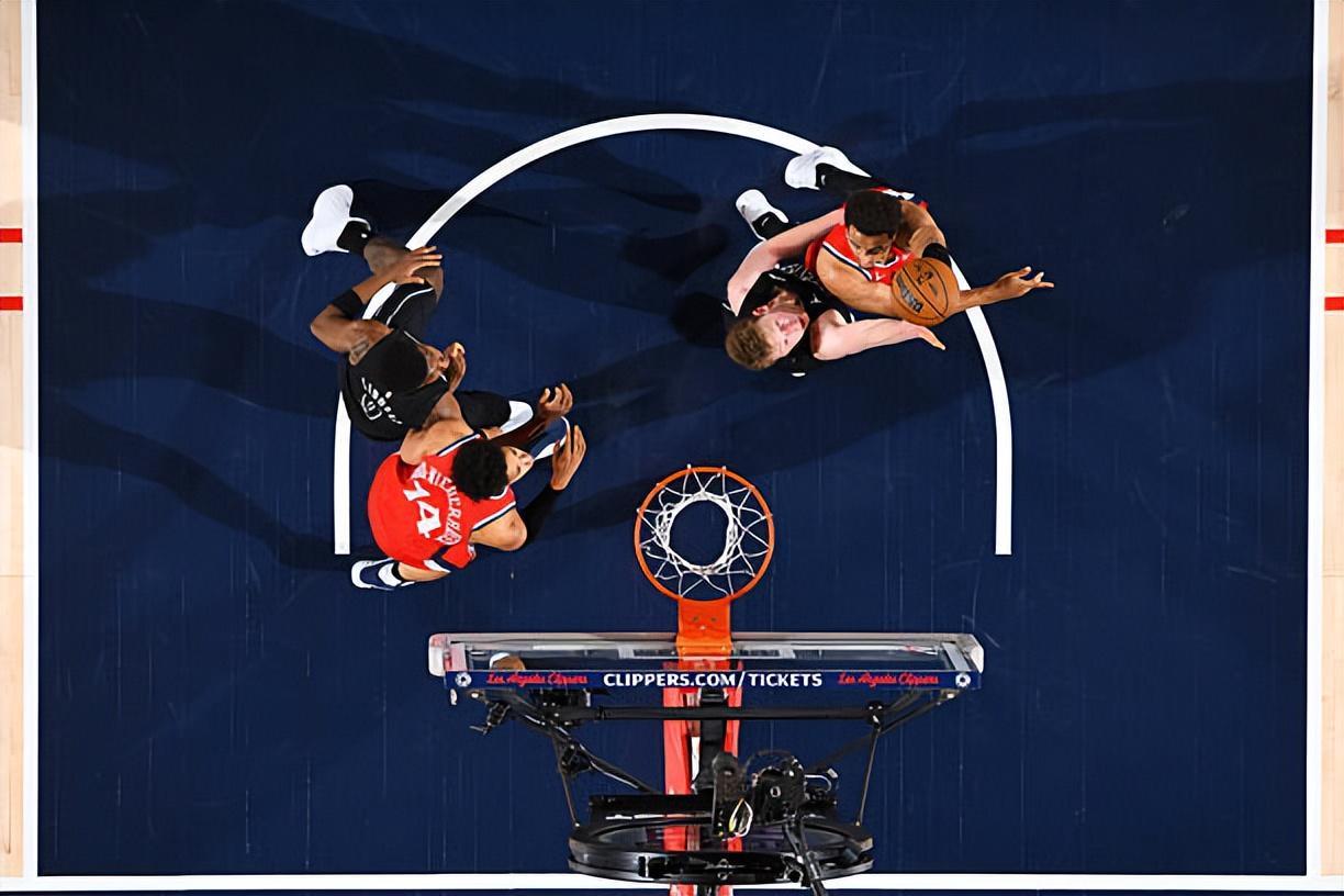 开云体育官网-垃圾时间连续拿下8分，锋线新星会有机会继续留在快船吗？