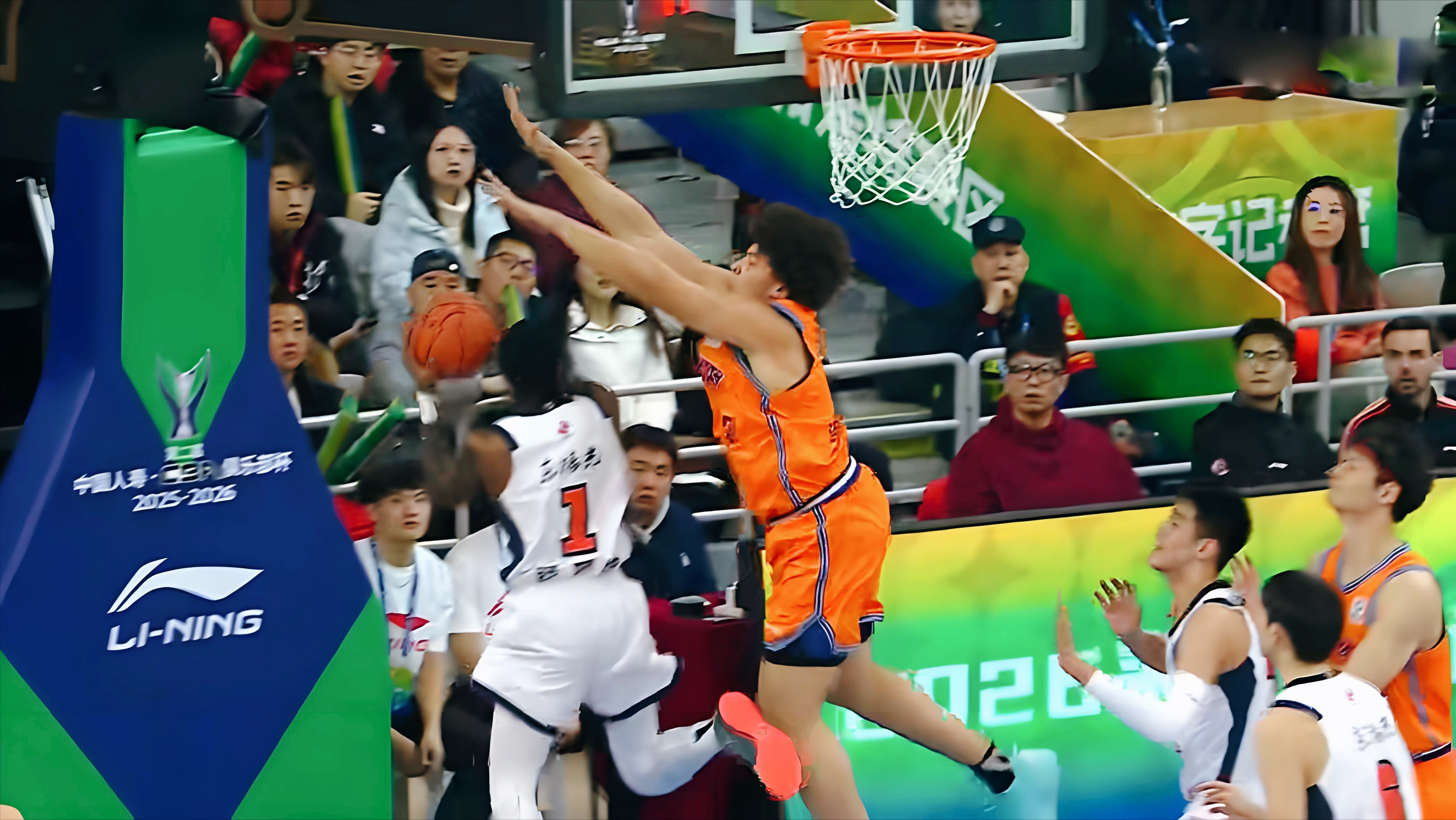 开云体育官网-3天2胜广东!CBA杯第2支4强,奎因37分14篮板,萨林杰惹怒球迷!