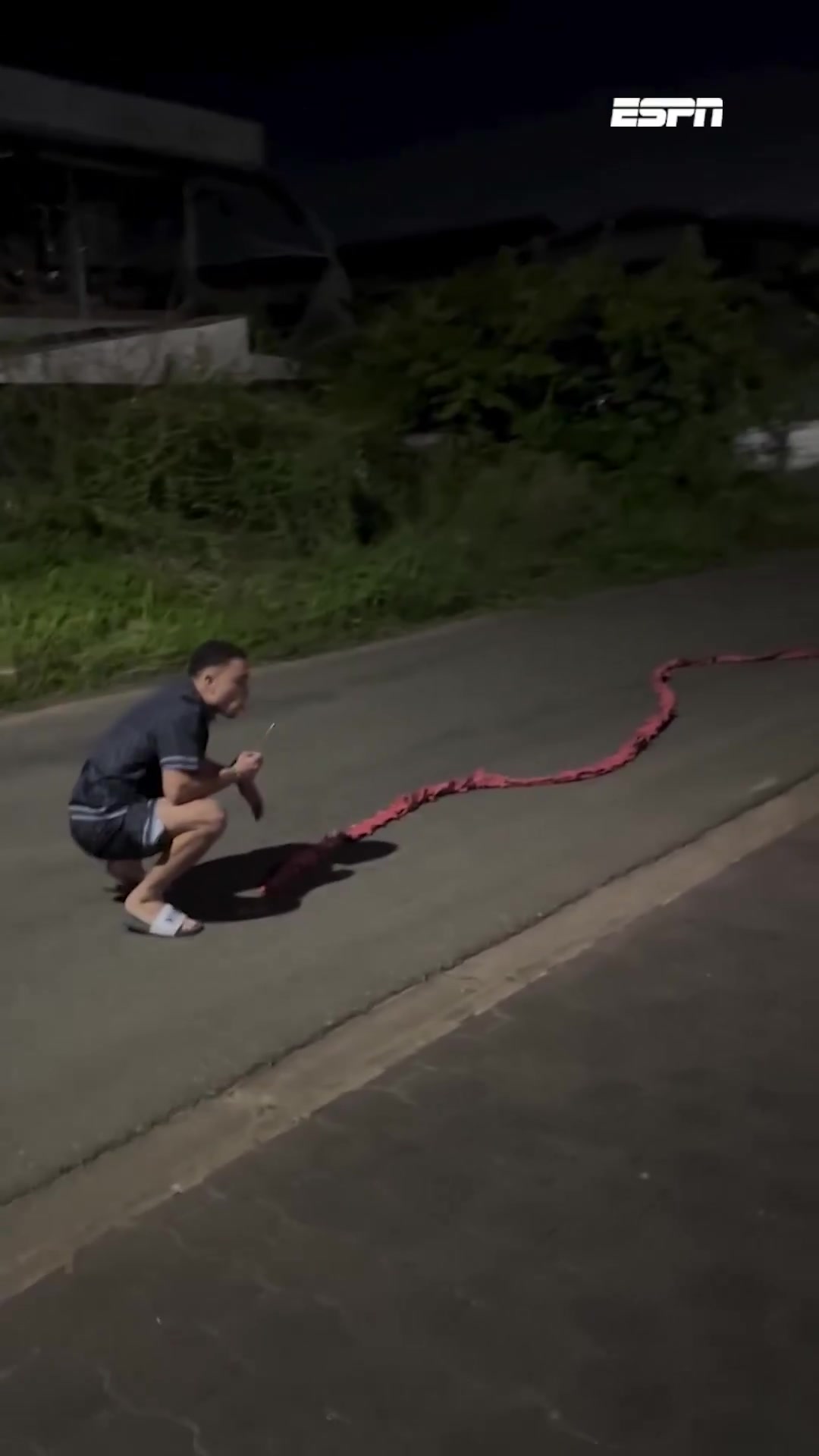 开云体育官网-每体：前巴萨后卫德斯特在街上燃放了10万枚鞭炮，庆祝新年