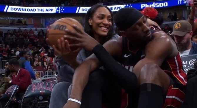 开云官网-比赛还不开！阿德巴约场边与女友阿贾甜蜜互动 后者笑开颜