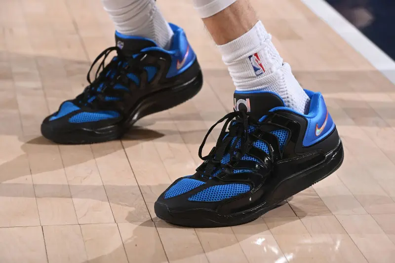 霍姆格伦穿着雷霆配色KD18，砍下30分14篮板5助攻2抢断4盖帽